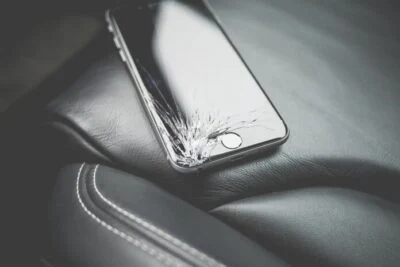 Czy warto kupić uszkodzony telefon, który trzeba naprawić?