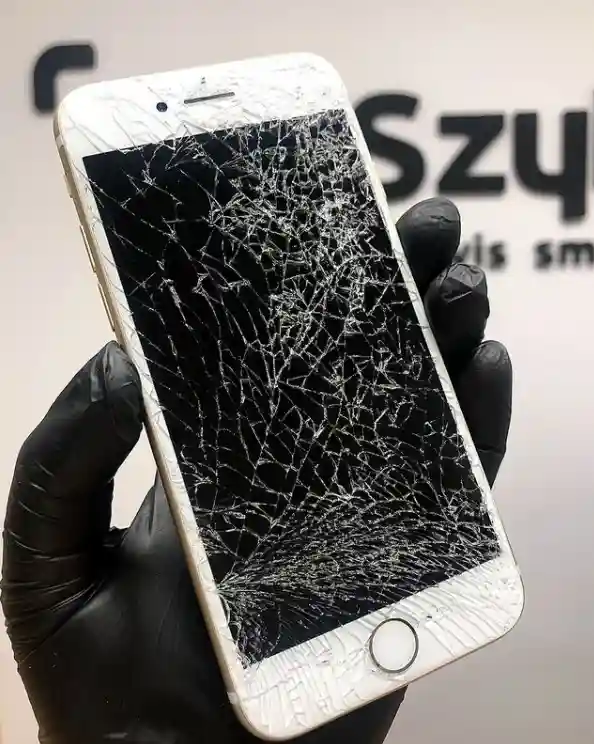 zniszczony ekran w telefonie