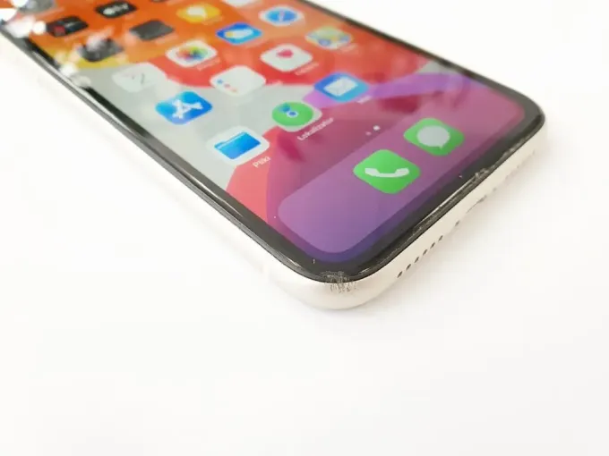 Uszkodzona ramka iPhone 8